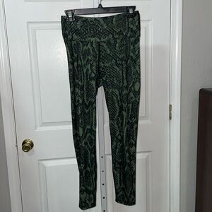 114 Green/Black Snake Print Leggings W 13 Rise 11 Inseam 24